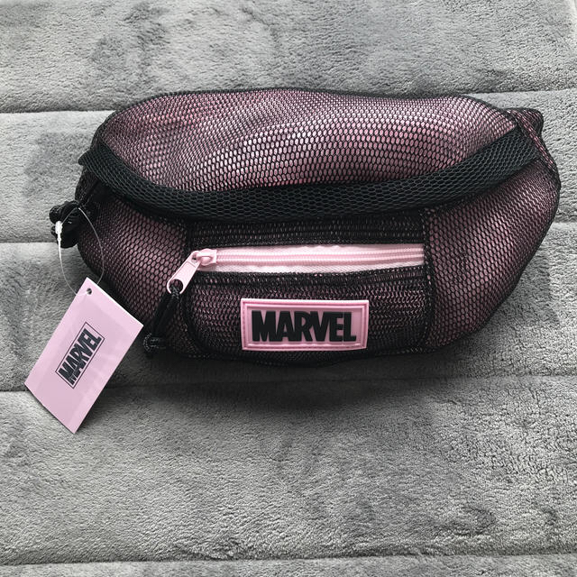 MARVEL(マーベル)のディズニー　MARVEL ピンク　ボディバッグ　新品未使用　スパイダーマン レディースのバッグ(ボディバッグ/ウエストポーチ)の商品写真