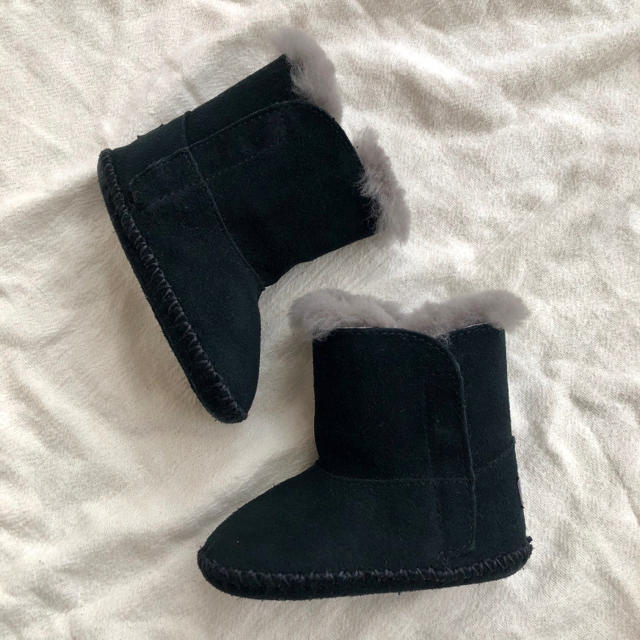 UGG(アグ)のUGG ベビームートン キッズ/ベビー/マタニティのベビー靴/シューズ(~14cm)(ブーツ)の商品写真