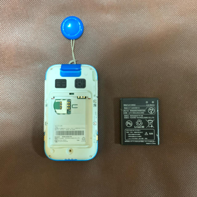 NTTdocomo(エヌティティドコモ)の【おまけ付き】docomoキッズケータイ　HW-01G（ブルー） スマホ/家電/カメラのスマートフォン/携帯電話(携帯電話本体)の商品写真