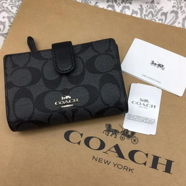 COACH(コーチ)のすぐ届く！【新品未使用】コーチ◆シグネチャー柄◆大人気の折財布 レディースのファッション小物(財布)の商品写真