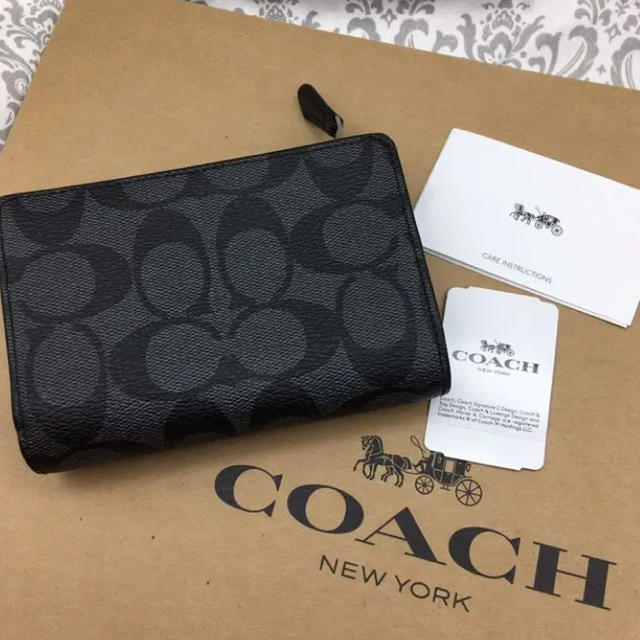 COACH(コーチ)のすぐ届く！【新品未使用】コーチ◆シグネチャー柄◆大人気の折財布 レディースのファッション小物(財布)の商品写真