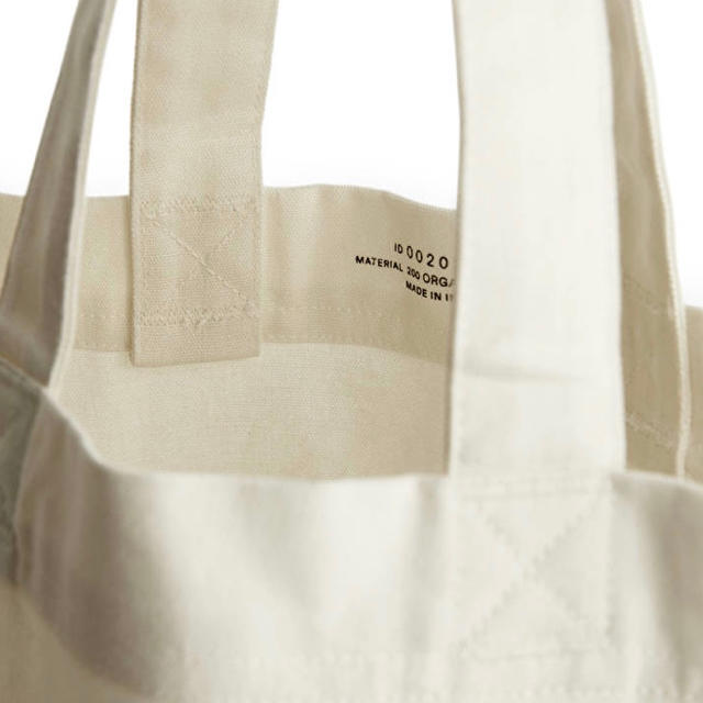 H&M(エイチアンドエム)の日本未上陸　H&Mグループ新ブランド　ARKET Canvas Tote ① レディースのバッグ(トートバッグ)の商品写真