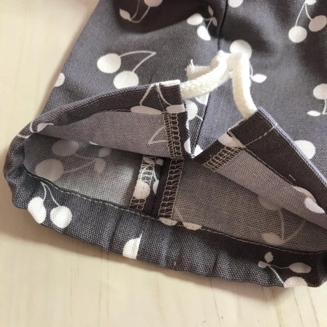 縦長巾着袋　箸箱袋　サクランボグレー　コーラルピンク  ハンドメイドのキッズ/ベビー(外出用品)の商品写真