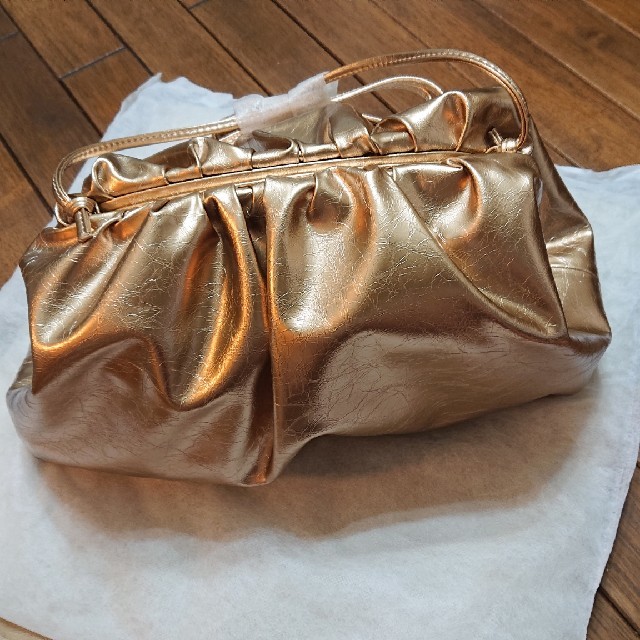 牛革　ギャザーショルダーバッグ　《ゴールド》大ｻｲｽﾞ レディースのバッグ(ショルダーバッグ)の商品写真
