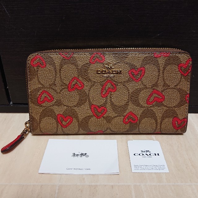 COACH(コーチ)の新作COACH シグネチャー クレヨン ハート プリント長財布ラウンドファスナ
 レディースのファッション小物(財布)の商品写真