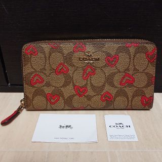 新作COACH シグネチャー クレヨン ハート プリント長財布ラウンドファスナ