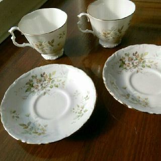 ロイヤルアルバート(ROYAL ALBERT)のロイヤルアルバート ハワース《ファインボーンチャイナ》カップ＆ソーサー 2客(グラス/カップ)