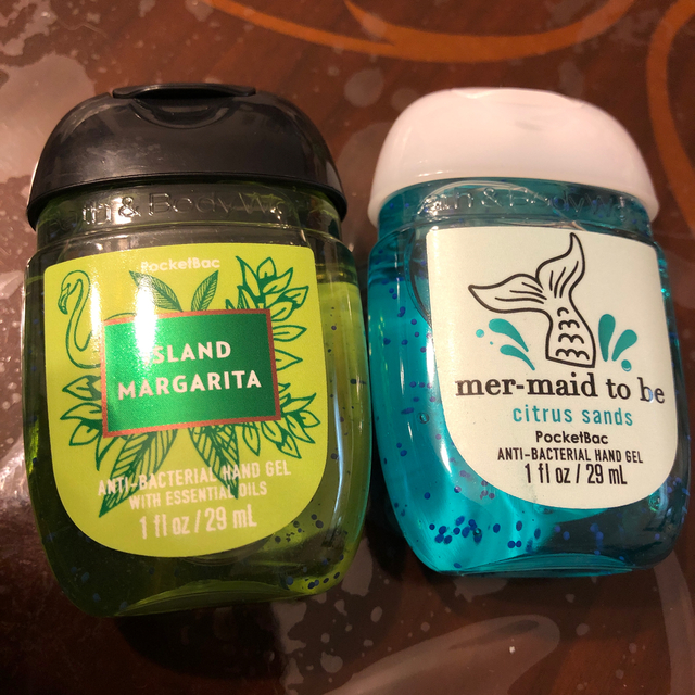 Bath & Body Works(バスアンドボディーワークス)のサニタイザーケース2個セット Bath & Body Works サニタイザー付 インテリア/住まい/日用品のキッチン/食器(アルコールグッズ)の商品写真