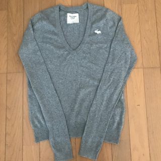 アバクロンビーアンドフィッチ(Abercrombie&Fitch)のアバクロ　グレー　Vネックニット　Sサイズ(ニット/セーター)