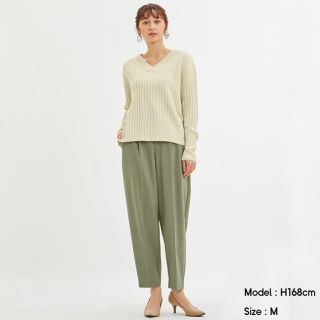 ジーユー(GU)の新品✨タックコクーンシルエットパンツ💚GU(クロップドパンツ)