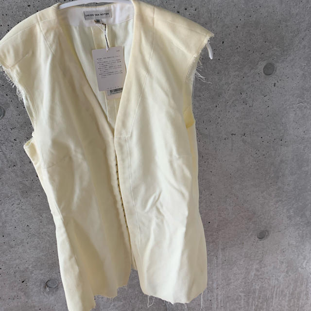 DRIES VAN NOTEN(ドリスヴァンノッテン)のdries van noten    lemon yellow vest レディースのトップス(ベスト/ジレ)の商品写真