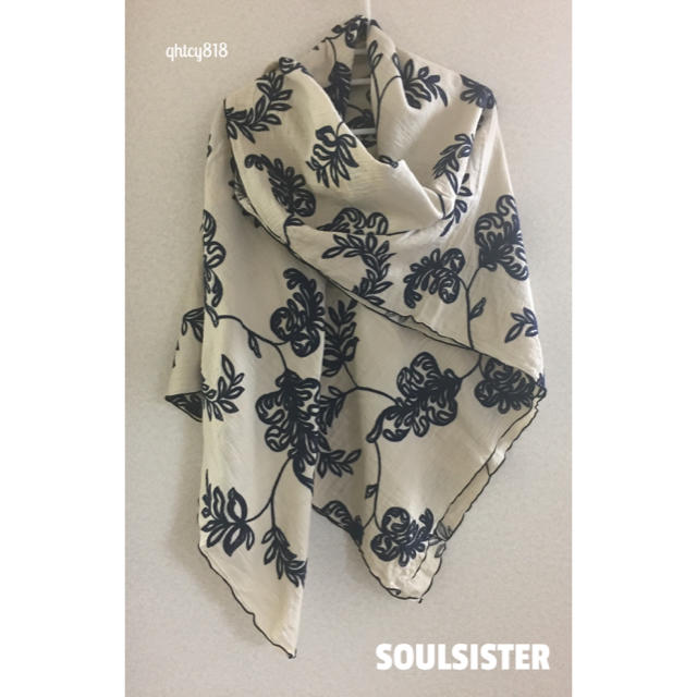 dholic(ディーホリック)の【美品】韓国ブランド "SOULSISTER"刺繍ストール オフホワイト×紺 レディースのファッション小物(ストール/パシュミナ)の商品写真