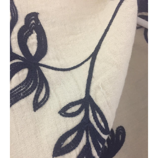 dholic(ディーホリック)の【美品】韓国ブランド "SOULSISTER"刺繍ストール オフホワイト×紺 レディースのファッション小物(ストール/パシュミナ)の商品写真