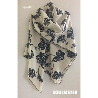 ディーホリック(dholic)の【美品】韓国ブランド "SOULSISTER"刺繍ストール オフホワイト×紺(ストール/パシュミナ)