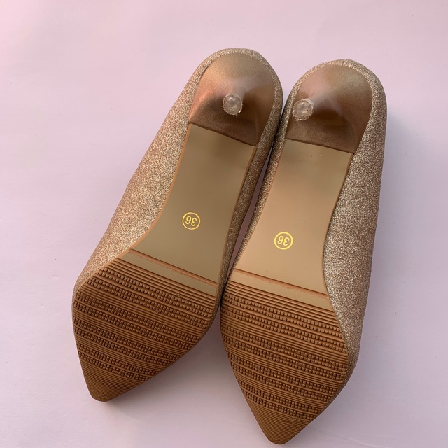 パンプス　ゴールド　ラメ レディースの靴/シューズ(ハイヒール/パンプス)の商品写真