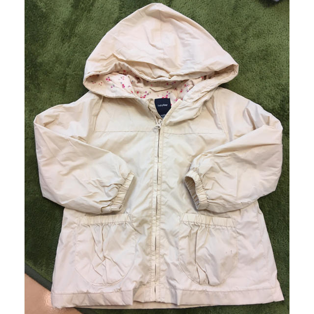 GAP(ギャップ)のナイロンパーカー　90 GAP ベージュ キッズ/ベビー/マタニティのキッズ服男の子用(90cm~)(ジャケット/上着)の商品写真