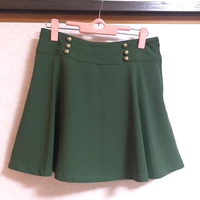 L'EST ROSE(レストローズ)のレストローズ 金ボタン付き キュロットスカート グリーン レディースのスカート(ミニスカート)の商品写真