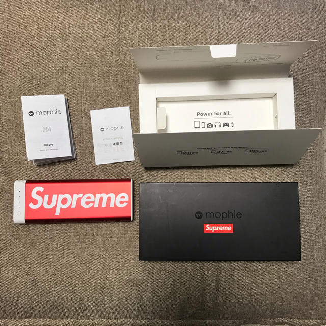 Supreme(シュプリーム)のシュプリーム モバイルバッテリー20K スマホ/家電/カメラのスマートフォン/携帯電話(バッテリー/充電器)の商品写真