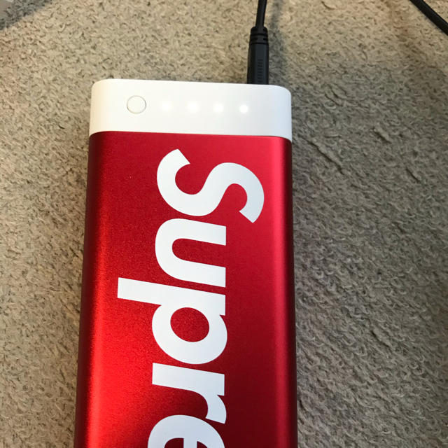 Supreme(シュプリーム)のシュプリーム モバイルバッテリー20K スマホ/家電/カメラのスマートフォン/携帯電話(バッテリー/充電器)の商品写真