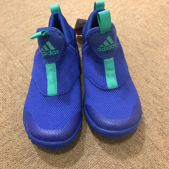 adidas(アディダス)のadidas adiFIT 18.5cm 未使用品 キッズ/ベビー/マタニティのキッズ靴/シューズ(15cm~)(スニーカー)の商品写真