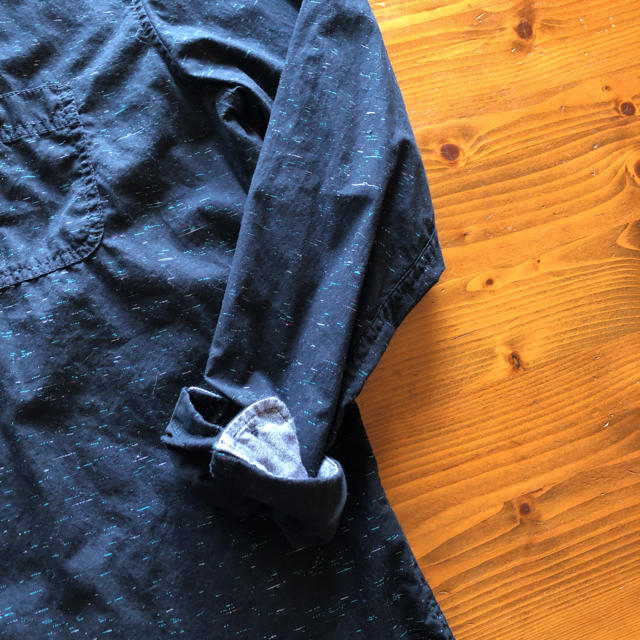 American Eagle(アメリカンイーグル)のほぼ新品‼︎ トム・テイラーかっこいいデザインブラック系シャツ　サイズL メンズのトップス(シャツ)の商品写真