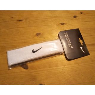 ナイキ(NIKE)の★新品・未使用★NIKE ナイキ【スウッシュ ヘッドバンド】ホワイト(トレーニング用品)