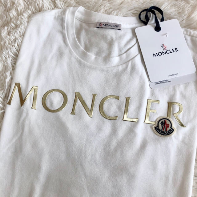 MONCLER(モンクレール)の新品　MONCLER モンクレール シルバーロゴ Tシャツ 今季新作 ホワイト レディースのトップス(Tシャツ(半袖/袖なし))の商品写真