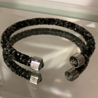 スワロフスキー(SWAROVSKI)のスワロフスキー　クリスタルダストブレスレットバングルブラック×シルバー(ブレスレット/バングル)