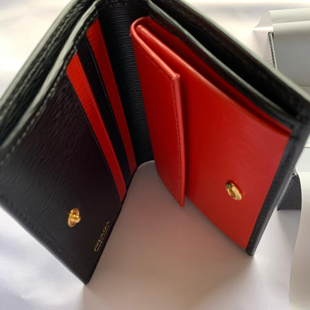 PRADA(プラダ)のPRADA プラダ　二つ折財布　新品　 レディースのファッション小物(財布)の商品写真
