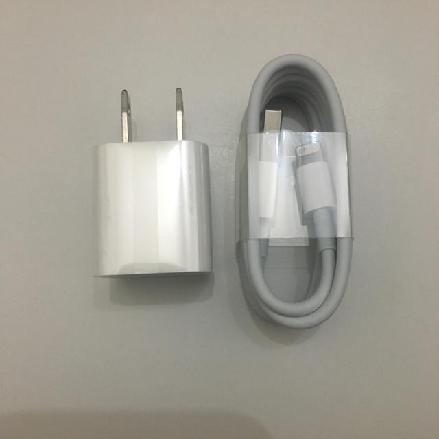 iPhone(アイフォーン)の新品！Apple純正 iphone6S〜用 充電器 スマホ/家電/カメラのスマートフォン/携帯電話(バッテリー/充電器)の商品写真