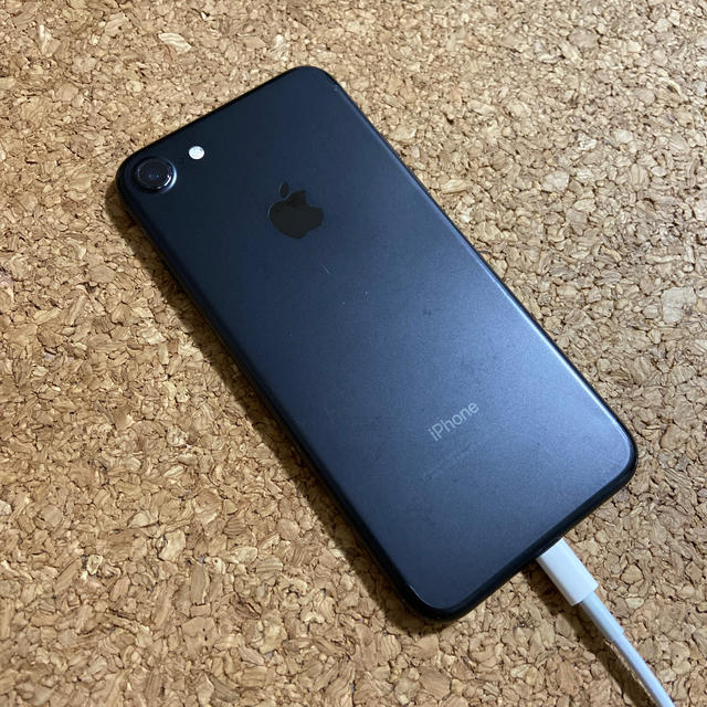 Apple(アップル)のiPhone7 128GB ブラック スマホ/家電/カメラのスマートフォン/携帯電話(スマートフォン本体)の商品写真