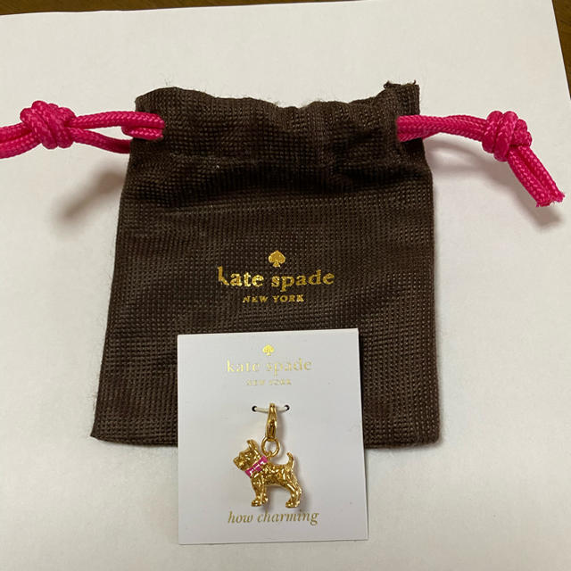 kate spade new york(ケイトスペードニューヨーク)のペンダントトップ　犬　ゴールド　ピンク　リボン　チャーム レディースのアクセサリー(ネックレス)の商品写真