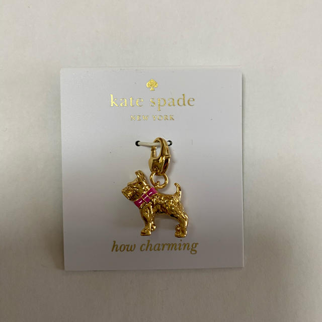 kate spade new york(ケイトスペードニューヨーク)のペンダントトップ　犬　ゴールド　ピンク　リボン　チャーム レディースのアクセサリー(ネックレス)の商品写真