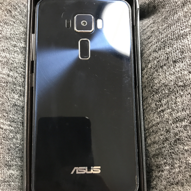 ASUS(エイスース)のZenFone 3 (ZE520KL) Sapphire Black スマホ/家電/カメラのスマートフォン/携帯電話(スマートフォン本体)の商品写真