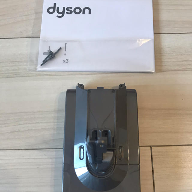 Dyson(ダイソン)のダイソンV8 新品バッテリー スマホ/家電/カメラのスマートフォン/携帯電話(バッテリー/充電器)の商品写真