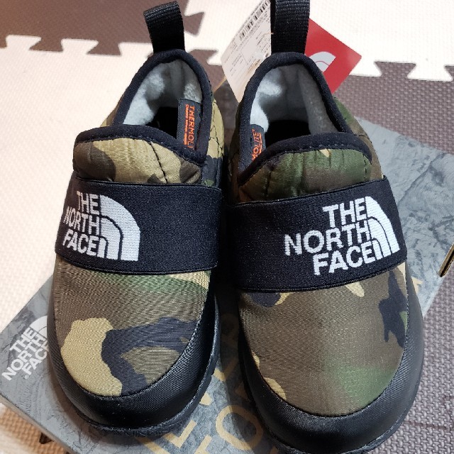 THE NORTH FACE(ザノースフェイス)のみずたまはんてん様専用　新品☆　ザノースフェイス　カモフラ　　17cm キッズ/ベビー/マタニティのキッズ靴/シューズ(15cm~)(スニーカー)の商品写真