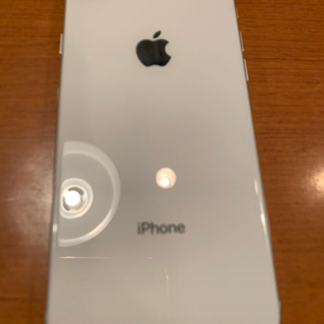 Apple(アップル)のiPhone8 本体　silver 64GB スマホ/家電/カメラのスマートフォン/携帯電話(スマートフォン本体)の商品写真