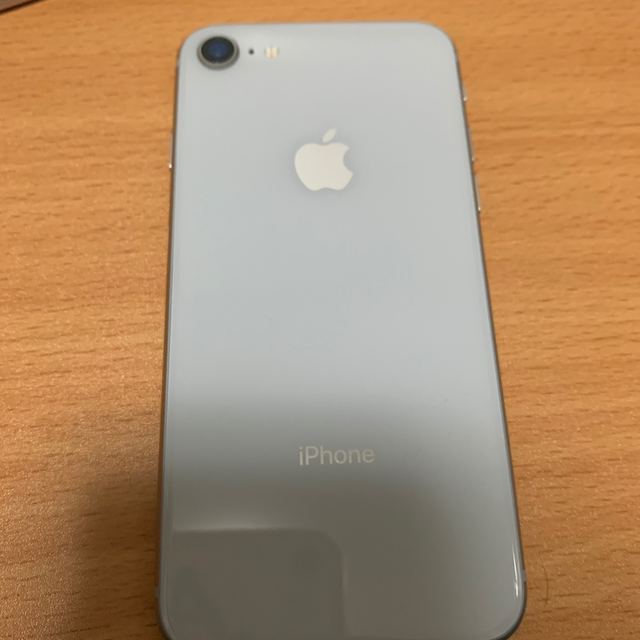 Apple(アップル)のiPhone8 本体　silver 64GB スマホ/家電/カメラのスマートフォン/携帯電話(スマートフォン本体)の商品写真