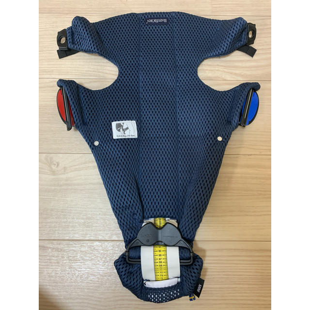 BABYBJORN(ベビービョルン)のふしみ様専用　ベビービョルン　ベビーキャリア MINI Air ネイビーブルー キッズ/ベビー/マタニティの外出/移動用品(抱っこひも/おんぶひも)の商品写真