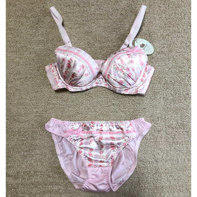 PUG☆小花柄ブラジャー&ショーツセット B65&M ピンク フラワー レディースの下着/アンダーウェア(ブラ&ショーツセット)の商品写真