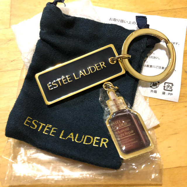 Estee Lauder(エスティローダー)の新品未使用✨エスティローダー*非売品キーホルダー＆チャーム レディースのファッション小物(キーホルダー)の商品写真