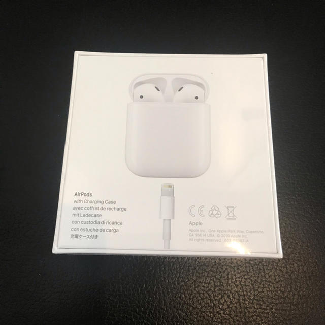 Apple(アップル)のApple AirPods MV7N2J/A 第2世代 新品 未開封品正規品 スマホ/家電/カメラのオーディオ機器(ヘッドフォン/イヤフォン)の商品写真