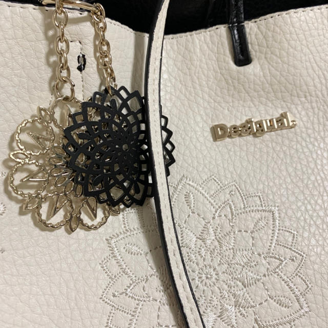 DESIGUAL(デシグアル)の未使用　Desigual デシグアル　トートバッグ　刺繍　ホワイト レディースのバッグ(トートバッグ)の商品写真