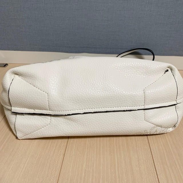 DESIGUAL(デシグアル)の未使用　Desigual デシグアル　トートバッグ　刺繍　ホワイト レディースのバッグ(トートバッグ)の商品写真