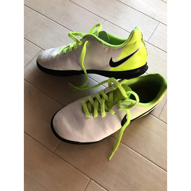 NIKE(ナイキ)のNIKE サッカースパイク シューズ ナイキ キッズ/ベビー/マタニティのキッズ靴/シューズ(15cm~)(スニーカー)の商品写真