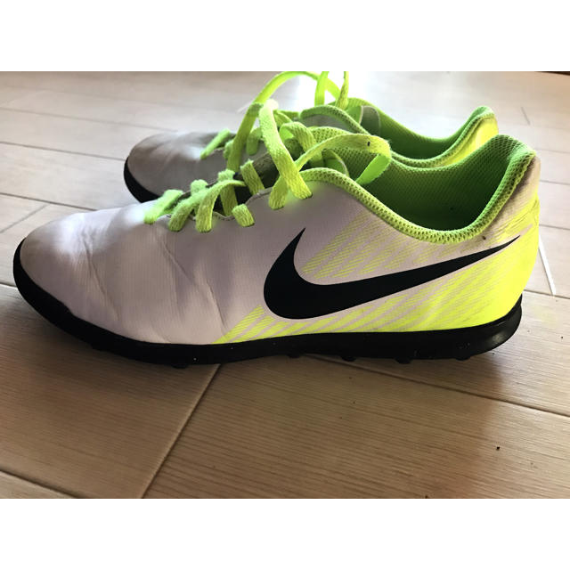 NIKE(ナイキ)のNIKE サッカースパイク シューズ ナイキ キッズ/ベビー/マタニティのキッズ靴/シューズ(15cm~)(スニーカー)の商品写真