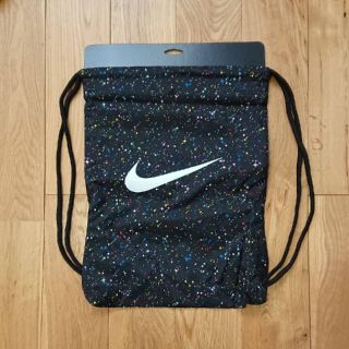 ナイキ(NIKE)のNIKE ナイキ ナップサック YA グラフィック ブラック 銀河柄 ジムサック(バッグパック/リュック)