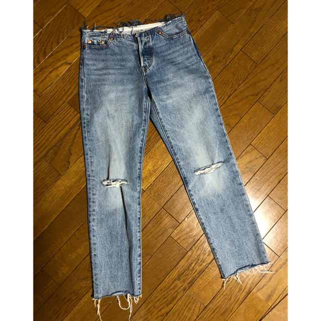 Levi's(リーバイス)のリーバイス 501 ハーフムーンジーンズ ダメージ デニム W23 レディースのパンツ(デニム/ジーンズ)の商品写真