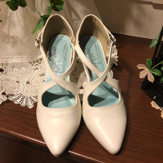 ホワイト パンプス  レディースの靴/シューズ(ハイヒール/パンプス)の商品写真