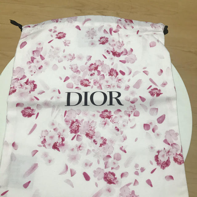 Dior(ディオール)のまりめろさま専用ディオール　巾着　ポーチ　限定 レディースのファッション小物(ポーチ)の商品写真